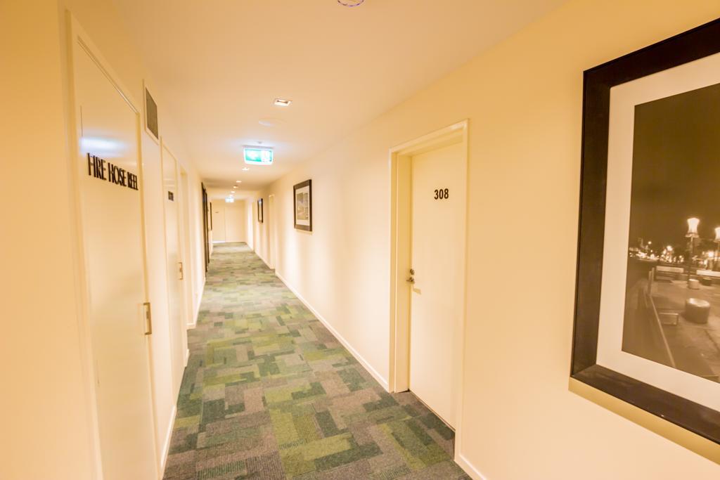 Eastwood Apartments Брисбен Экстерьер фото A typical corridor