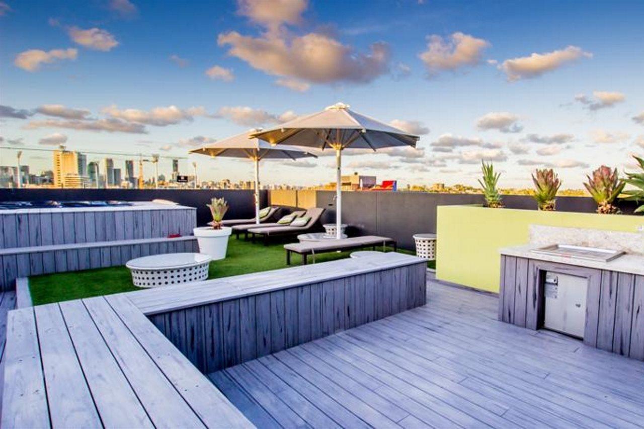 Eastwood Apartments Брисбен Экстерьер фото Rooftop pool at The Standard East Village