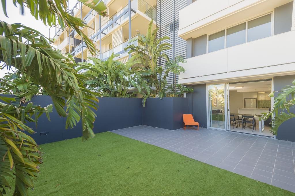Eastwood Apartments Брисбен Экстерьер фото A private courtyard at a residential apartment in Australia
