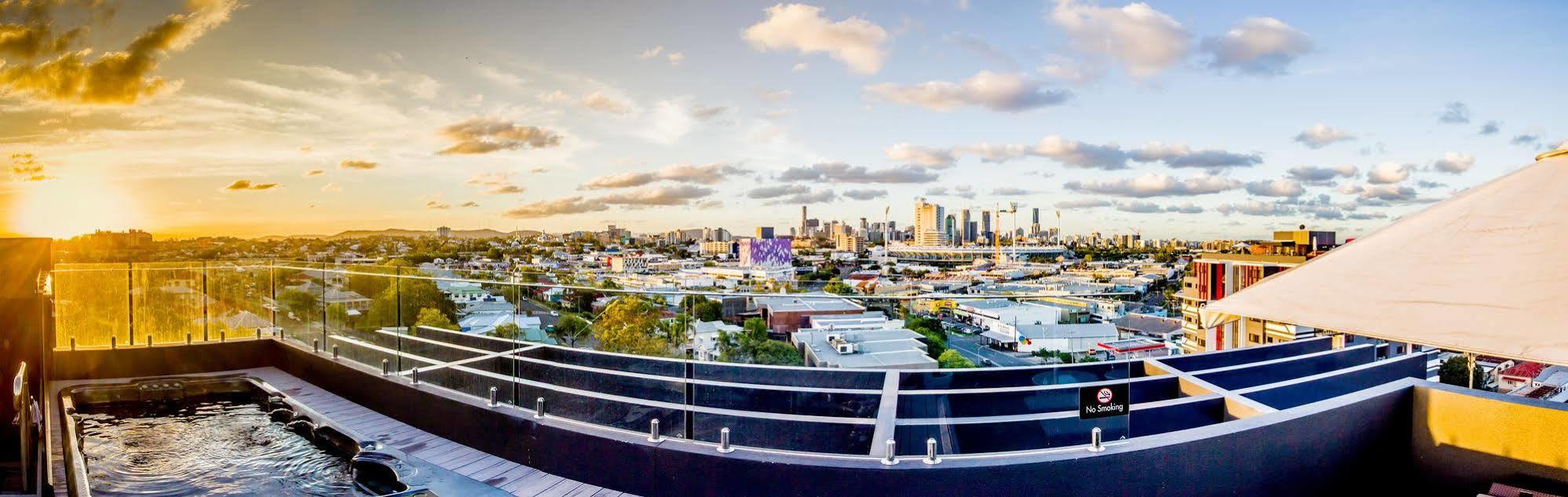 Eastwood Apartments Брисбен Экстерьер фото View of the Brisbane CBD from the rooftop of the Emporium Hotel South Bank