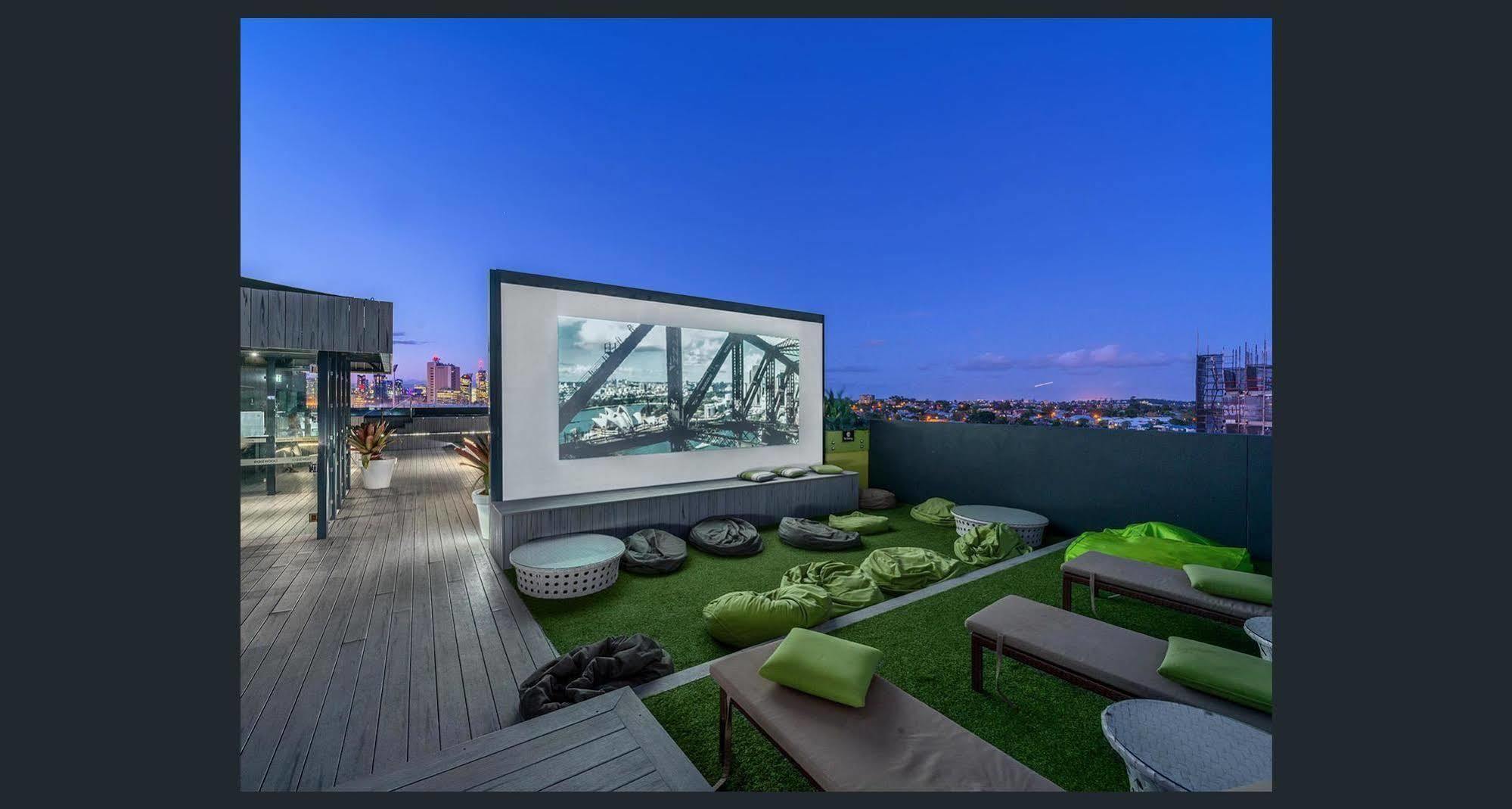 Eastwood Apartments Брисбен Экстерьер фото Rooftop movie theater